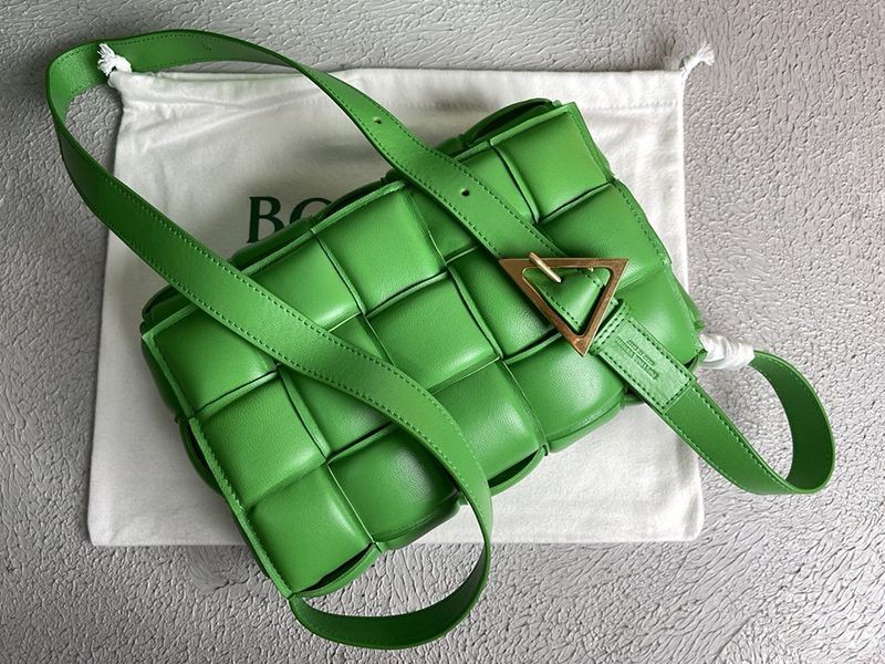 完売必至ボッテガヴェネタ コピー パデッド カセット レザー製クロスボディバッグ boh27653