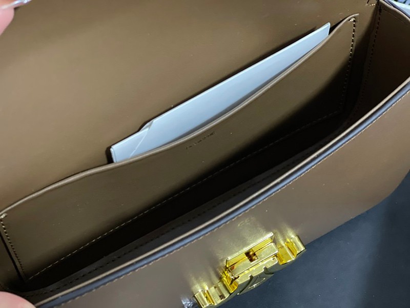 日本未入荷【セリーヌ ショルダーバッグ 偽物】トリオンフ ショルダーバッグ 茶色 Ces06930