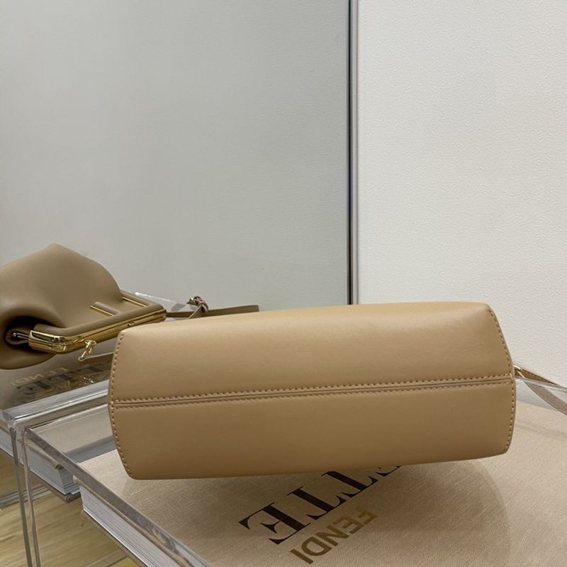 目を惹くカラーフェンディ ファースト コピー レザー バッグ fer55501