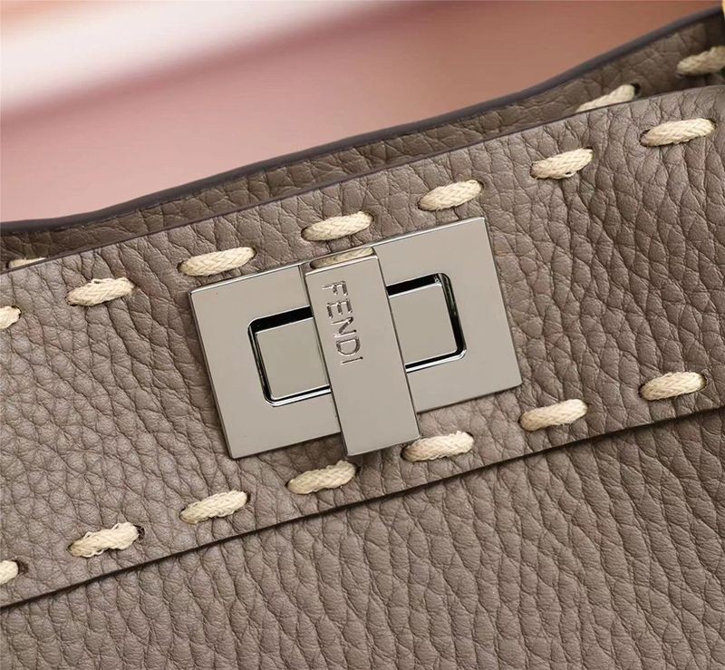 可愛いフェンディ コピー ピーカブー ミニ フルグレインレザー バッグ few58100