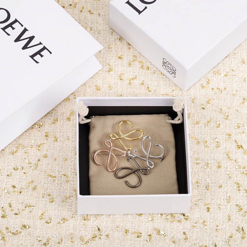LOEWE ꕥ ブローチ 目を惹くカラー【☆ギフトにもピッタリ☆】ロエベ アナグラム ブローチ