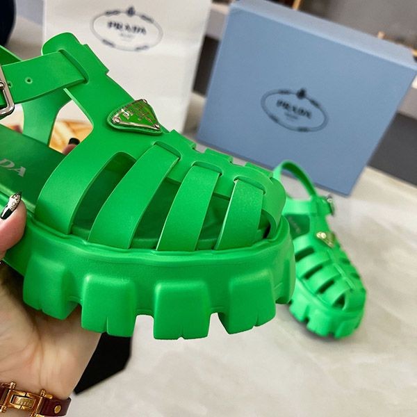 送料込プラダ フォームラバー サンダル スーパーコピー pua32909