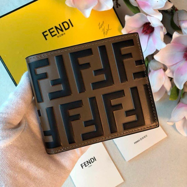 フェンディ 二つ折り財布 偽物 ブラウンレザー feo64774