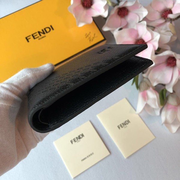★日本!!人気!フェンディ 二つ折り財布 スーパーコピー fej18413