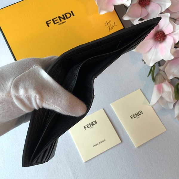 ★日本!!人気!フェンディ 二つ折り財布 スーパーコピー fej18413