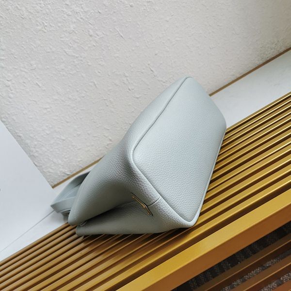 プラダ 偽物 ミディアム レザー ロゴ トートバッグ 1BG384 puh47008