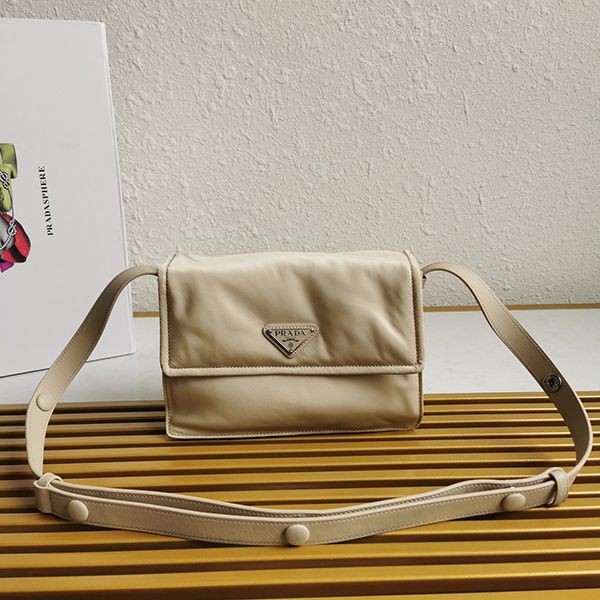 プラダ 偽物☆パッド入りフラップバッグ Re-Nylon ジッパーポケット pui44266