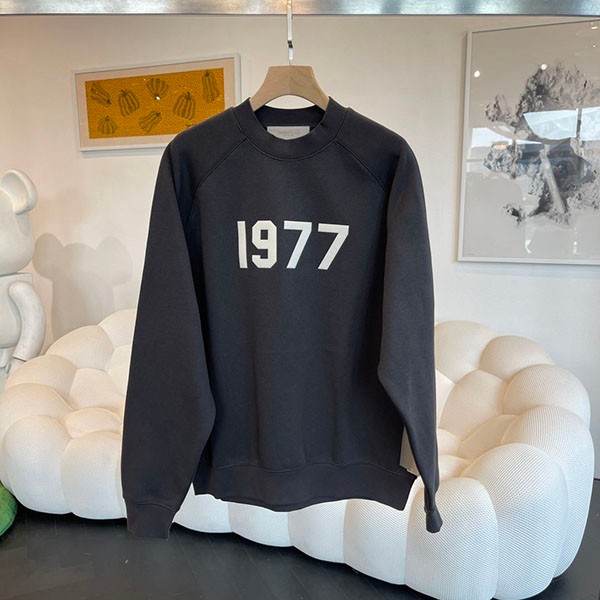 大人気!フィアオブゴッド ESSENTIALS 1977 ロゴ 長袖 Tシャツ 偽物 fiw95940
