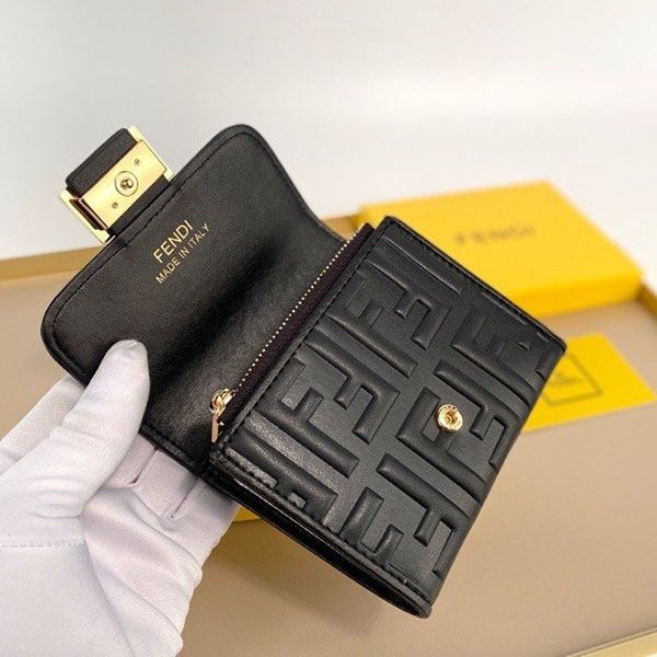 大人気!フェンディ 三つ折り財布 コピー fee70358