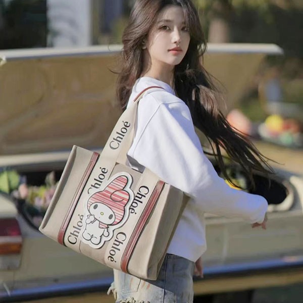 【新品】希少 CHLOE クロエ WOODY ミディアム マイメロディ コラボ すぐ届く my melody for クロエ woody 偽物 ミディアムトートバッグ