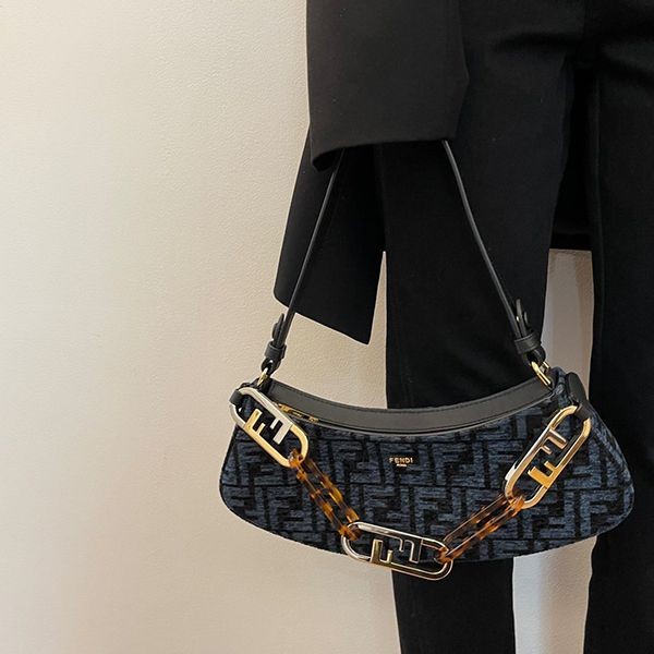 ☆超人気☆フェンディ ショルダーバッグ 偽物 2Way ロゴ O LOCK SWING HOBO fet74122