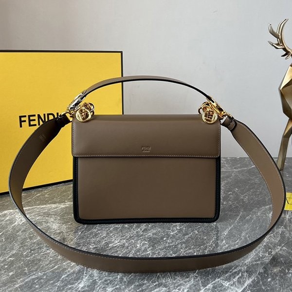 入手困難品!フェンディ FFロゴ 偽物 バッグ ショルダーバッグ fee69010