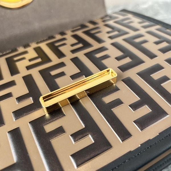 入手困難品!フェンディ FFロゴ 偽物 バッグ ショルダーバッグ fee69010