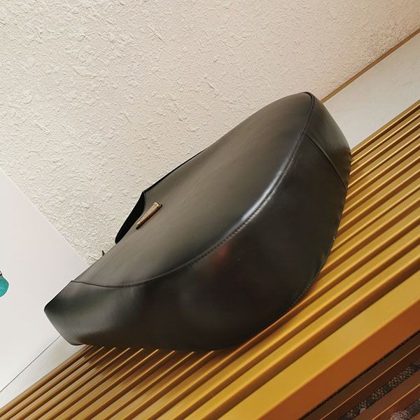 プラダトライアングルロゴ レザー ショルダーバッグ コピー pud96566