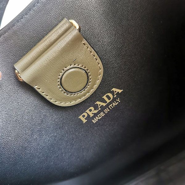 プラダトライアングルロゴ レザー ショルダーバッグ 偽物 puz84545
