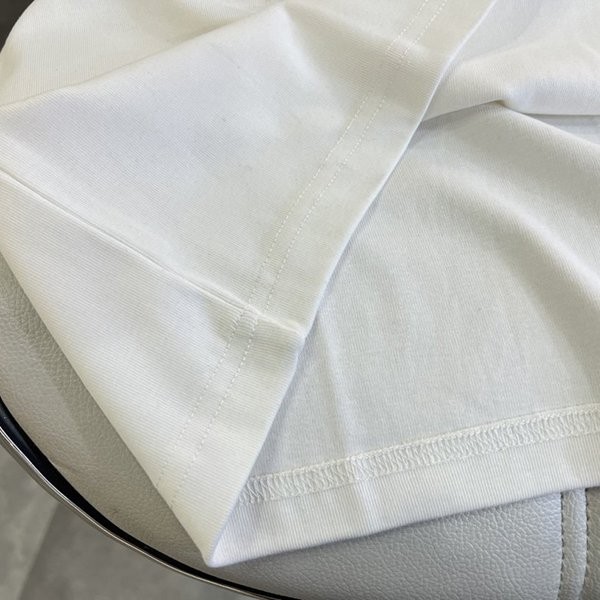 プラダ ロゴパッチ Tシャツ 偽物 828341