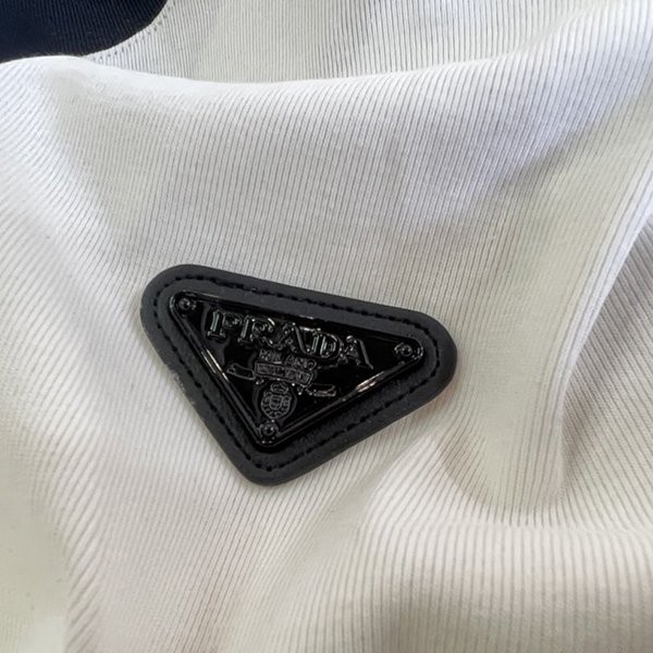 プラダ ロゴパッチ Tシャツ 偽物 828341