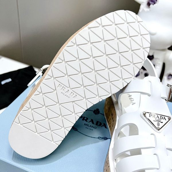 大人気!プラダ Rubber wedge platform sandals ウェッジサンダル 偽物 pub83961
