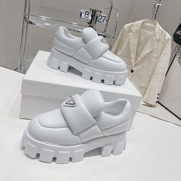プラダ ソフト パデッドナッパレザー ローファー 偽物 puu80418