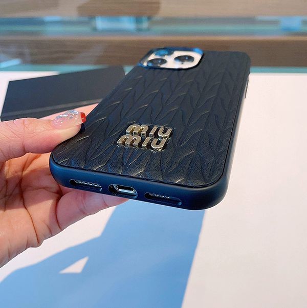 争奪戦♡ミュウミュウ 偽物 マテラッセレザー iPhone13/14Proケース