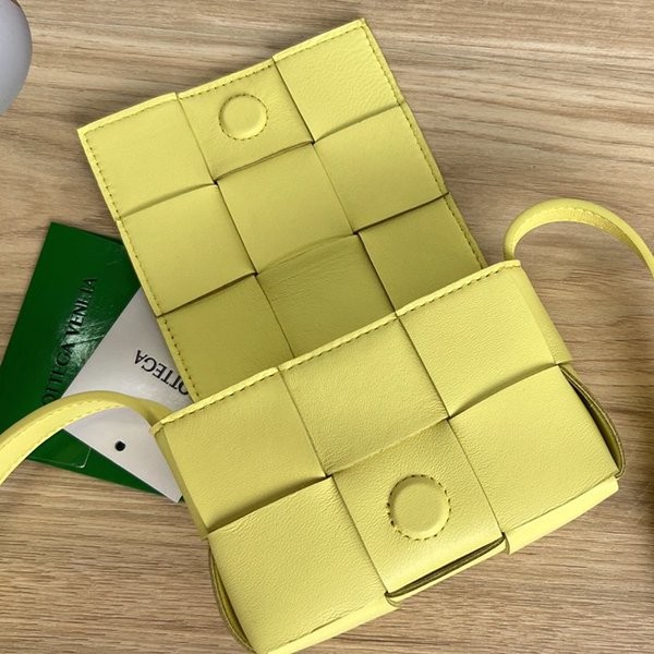 大人気!!新色 ボッテガ ヴェネタ キャンディー カセット クロスボディミニバッグ 偽物 boz03297