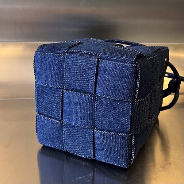 希少 ボッテガ ヴェネタ カセット スモールバケットバッグ 偽物 boq70589