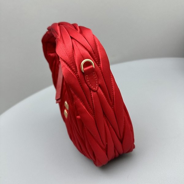ミュウミュウ 偽物ワンダー マテラッセ再生ナイロン ショルダーバッグmyb74028