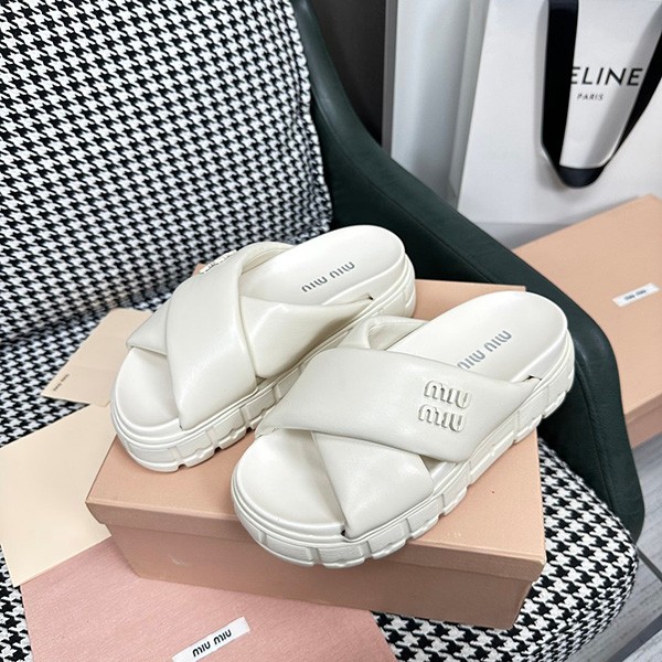 ミュウミュウ ロゴ入り レザー スライドサンダル コピー myf43919
