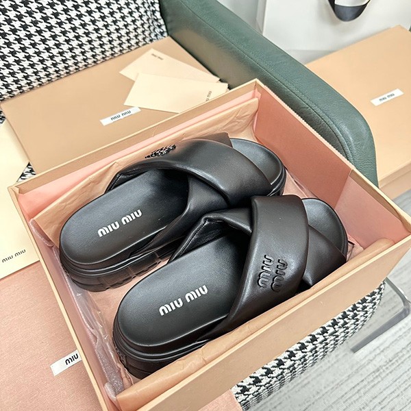 送料込 ミュウミュウ コピー ロゴ入り レザー スライドサンダル 59979NF0002