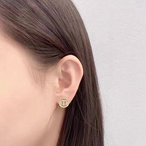 お洒落☆】ミュウミュウ 偽物キラキラMロゴ付きピアス myn15643