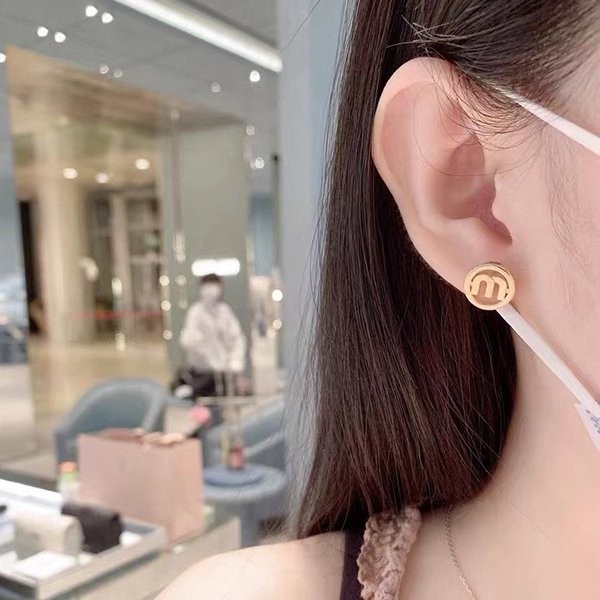 お洒落☆】ミュウミュウ 偽物キラキラMロゴ付きピアス myn15643