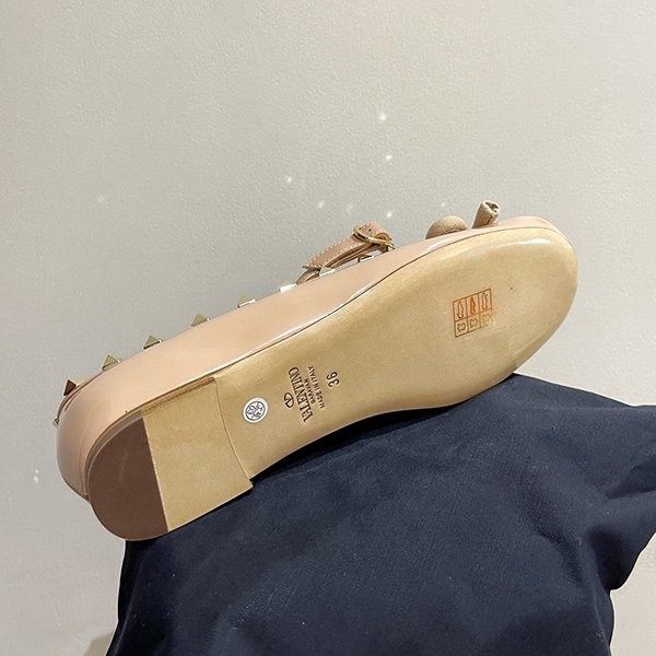 注目度抜群!ヴァレンティノ スタッズ バレエシューズ 偽物 Vuw36153