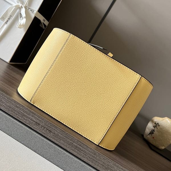 大人気!ロエベ ハンモック コピー ドローストリング ショルダーバッグ los06444
