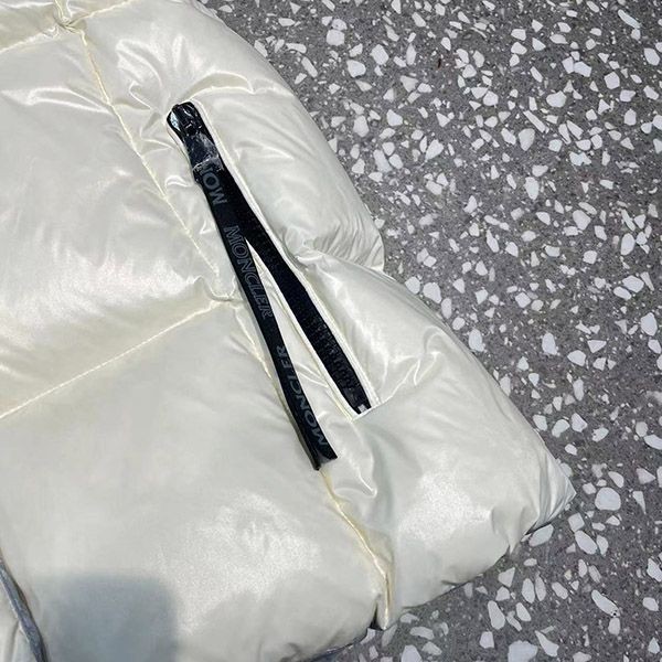 大人気!モンクレール フード付きダウンベスト mou03337