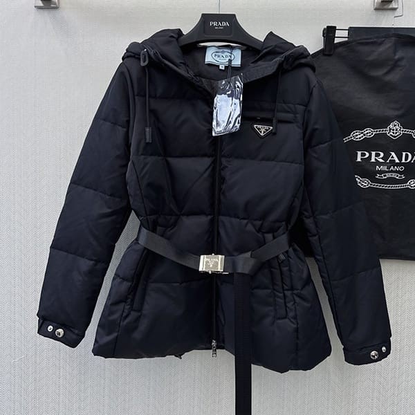 激安価格!プラダ 偽物 ロゴプレート付きバイカラーダウンジャケット pun25325