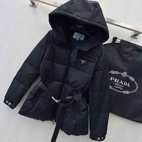 激安価格!プラダ 偽物 ロゴプレート付きバイカラーダウンジャケット pun25325