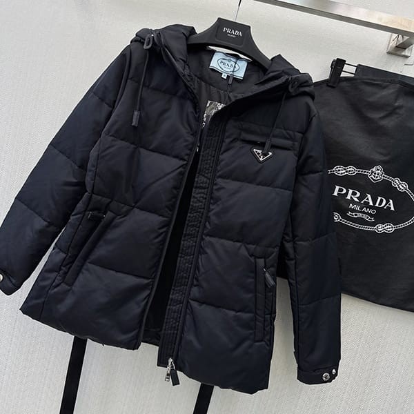 激安価格!プラダ 偽物 ロゴプレート付きバイカラーダウンジャケット pun25325