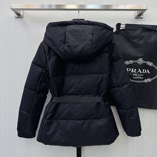 激安価格!プラダ 偽物 ロゴプレート付きバイカラーダウンジャケット pun25325