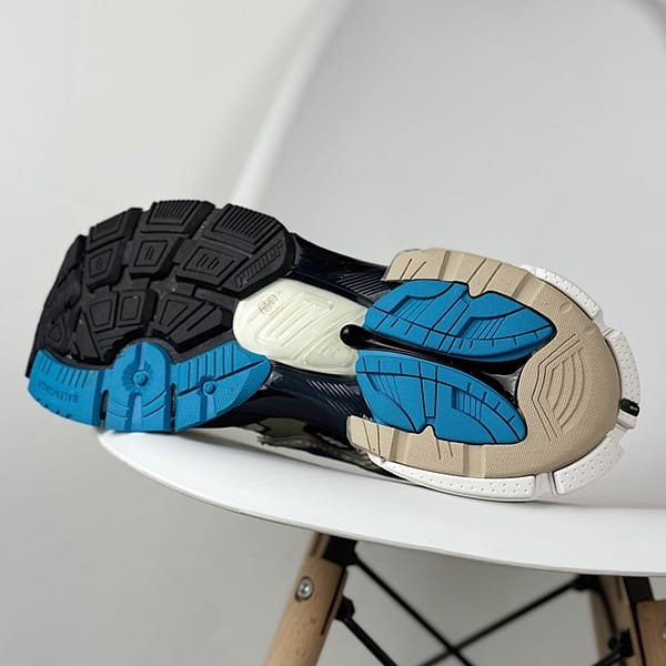 最新でオシャレバレンシアガ メッシュ&ナイロンランナースニーカー 偽物 677403W3RB39891