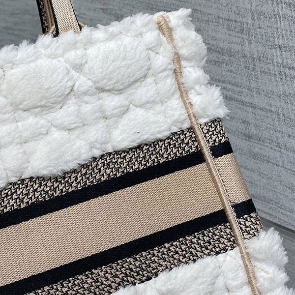 《大人気》ディオール BOOK TOTE トートバッグ 偽物 ミディアム dey17625