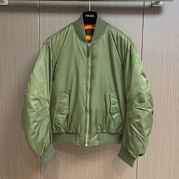 ★安心プラダ Re-Nylon クロップド ダウンジャケット 偽物 ショート SGC350