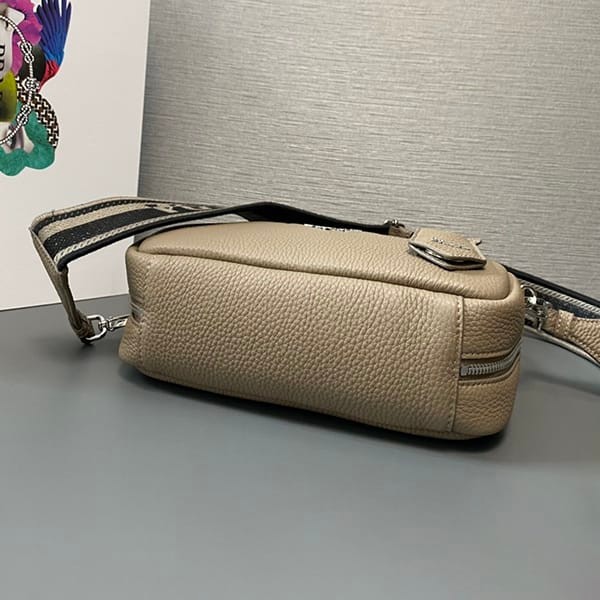 プラダ スーパーコピー レザー トップハンドルバッグ 2色 pui87547