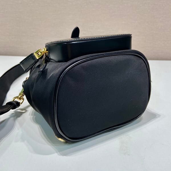 秋冬大セールプラダ Re-Nylon xブラッシュドレザー バックパック 偽物 puy13785