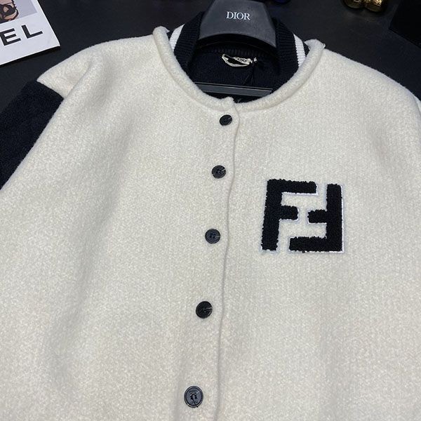 フェンディ オーバーサイズ テディジャケット 偽物 feg37628