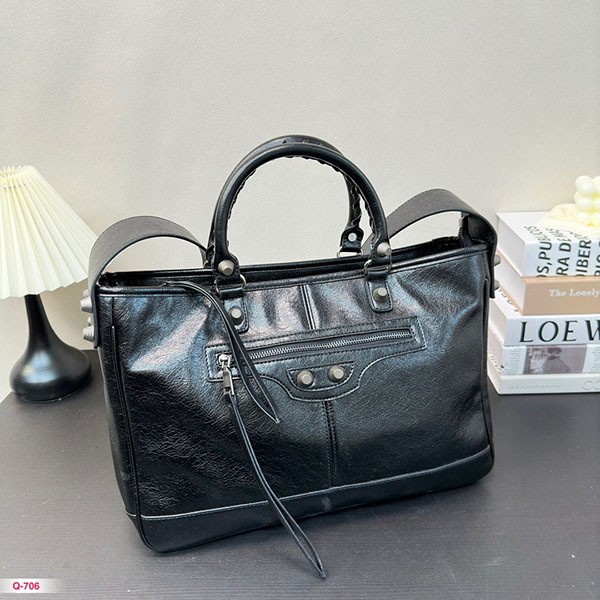 注目★バレンシアガ バイカーバッグ 偽物 トートバッグ 2WAY ショルダーストラップ付き 黒 ブラック ラムレザー bah98004