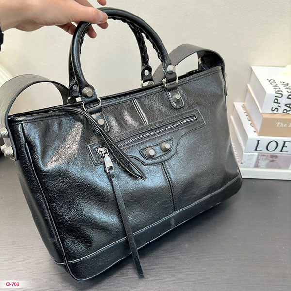 注目★バレンシアガ バイカーバッグ 偽物 トートバッグ 2WAY ショルダーストラップ付き 黒 ブラック ラムレザー bah98004