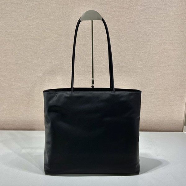 プラダ トートバッグ 偽物 Re-Nylon トライアングルロゴ リナイロン pug00743