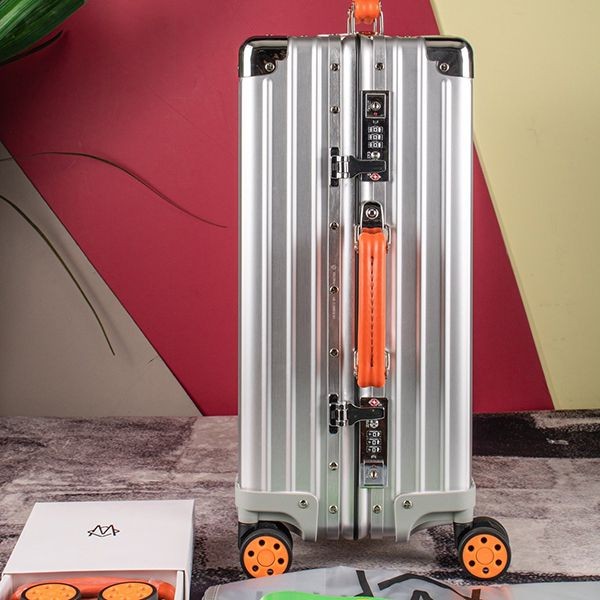 リモワ クラシック Cabinスーツケース 偽物 rit82557