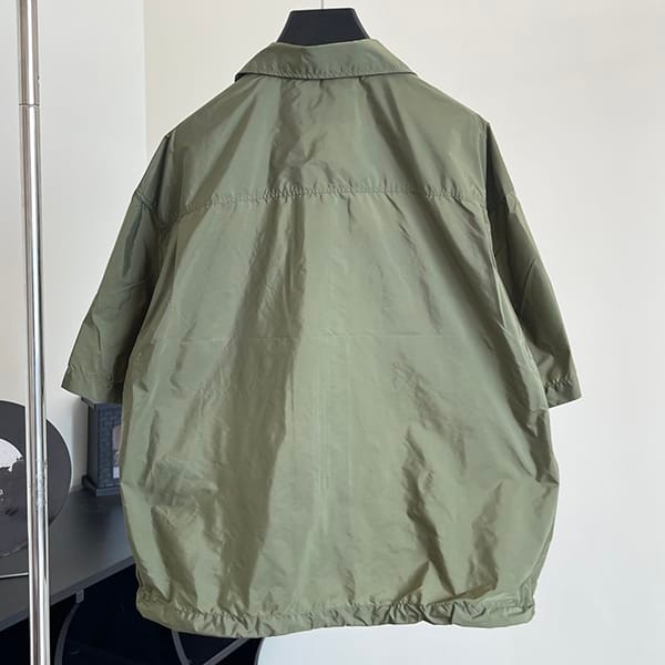 定番プラダ Re-Nylon 半袖 ジップスルーシャツ ロゴ付 パチモン puy20920