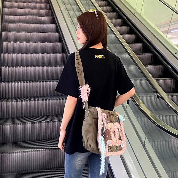 フェンディ バッグ バグズ ロゴ コットン Tシャツ 偽物 fez75000